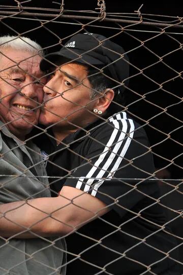 19/08/2013: dos de los grandes amores de Diego Armando Maradona fueron sus padres, "Don Diego" y "Doña Tota", que lo marcaron a fuego y a quienes siempre recordó con gratitud