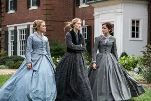 Florence Pugh como Amy, Saoirse Ronan como Jo y Emma Watson como Meg March, en el film, que llega a las salas el jueves, con seis nominaciones al Oscar