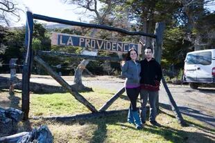 Julieta Digiovani y Raúl de Antueno abren las puertas de su casa para camping y servir centolla