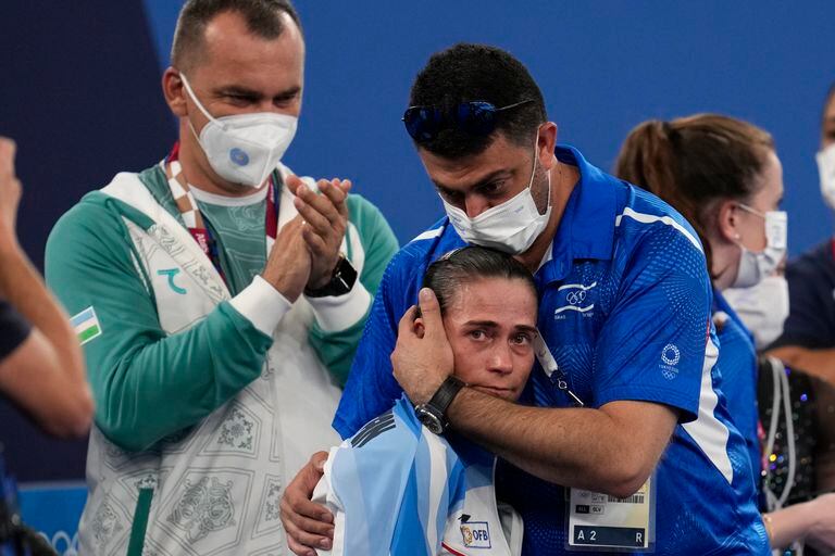 Oksana Chusovitina, de 46 años y de Uzbekistán, es abrazada por su entrenador después de actuar durante las calificaciones de gimnasia artística, en su octava y última participación en los Juegos Olímpicos. 