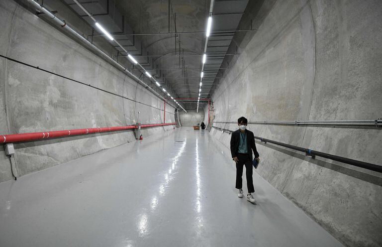 Un túnel de hormigón, ubicado a una distancia de 8 pisos bajo la superficie es el corredor de acceso a la cámara donde se resguardan las semillas