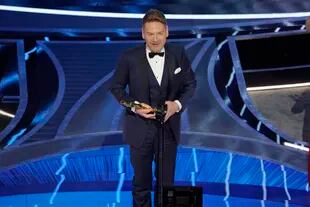 Kenneth Branagh recibe el premio por mejor guion original por "Belfast" en los Oscars el domingo, 27 de Marzo, 2022