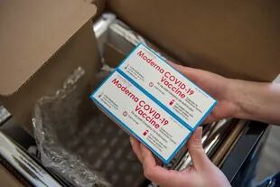 Una caja refrigerada especial con la vacuna de Moderna contra el coronavirus
