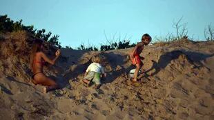 Pampita le saca fotos a sus pequeños que disfrutan de deslizarse en las dunas