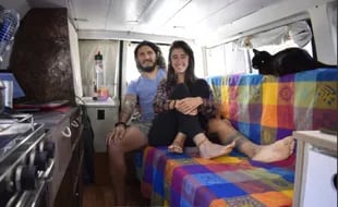 Beto y Julieta acondicionaron la camioneta: "Aprendimos desde cero a aislar, a hacer muebles que tienen que ser súperfuncionales para optimizar el poco espacio", cuentan