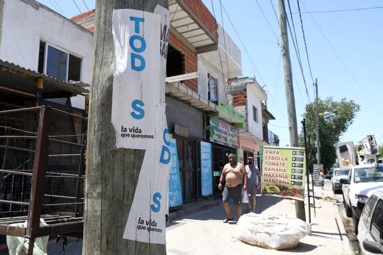 En el  barrio donde están las casas afectadas aún se ven huellas de la última campaña electoral