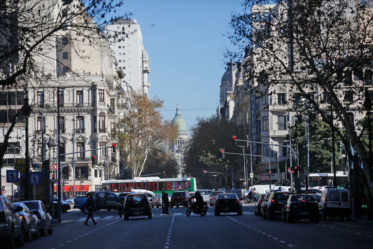 En su cruce con otra emblemática avenida de la ciudad de Buenos Aires, la 9 de Julio