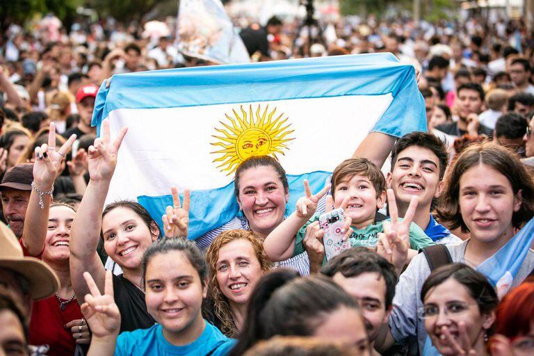 El público a la espera del acto de Cristina Kirchner en Posadas, Misiones
