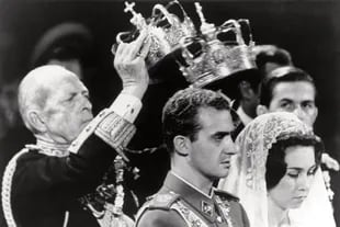 El rey Pablo I, padre de la novia, sostuvo las coronas sobre las cabezas de los novios, parte fundamental del ritual