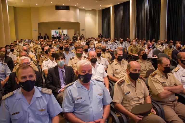 Ante más de 150 oficiales de las Fuerzas Armadas, el ministro Jorge Taiana fijó prioridades para la gestión en el Ministerio de Defensa