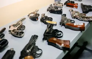 Armas recolectadas durante una campaña de desarme voluntario hecha este año en San Juan. Foto: Gobierno de San Juan.