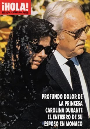 Una foto de ella acompañada por su padre, el príncipe Raniero, ilustró la tapa de ¡HOLA! del 18 de octubre de ese año
