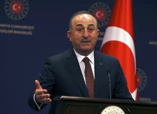 El ministro de Relaciones Exteriores de Turquía, Mevlut Cavusoglu, habla en una conferencia de prensa en Ankara, Turquía, el jueves 26 de enero de 2023. (AP Foto/Burhan Ozbilici)