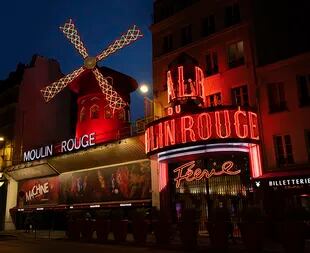 Dormir en el molino rojo del Moulin Rouge