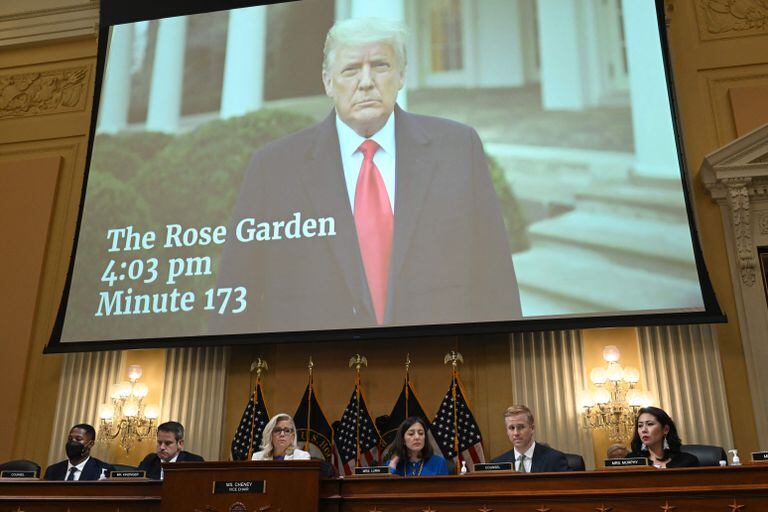 Un video de Trump se transmite en la pantalla durante una audiencia del Comité Selecto de la Cámara para investigar el ataque del 6 de enero contra el Capitolio 