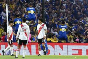 Escena del partido que disputan Boca Juniors y River Plate.