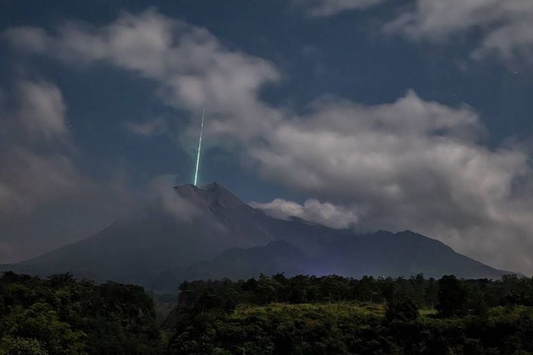 El meteoro parece caer en la cima del volcán Merapi en esta imagen asombrosa registrada por el fotógrafo indonesio Gunarto Song