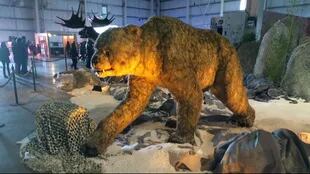 Uno oso del Pleistoceno animado logra asustar a los más chicos
