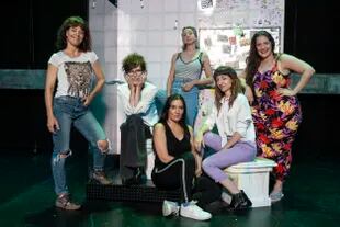 El equipo femenino de Mujeres en el baño: Laura Conforte, Esther Goris, Mariela Asensio, Laura Cymer, Maida Andrenaci, Iride Mockert