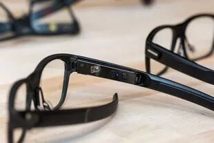 Los anteojos de Intel utilizan un laser de baja intensidad para reflejar las notificaciones sobre el cristal de las gafas