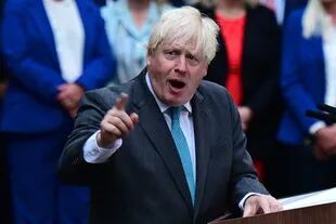 El primer ministro saliente de Gran Bretaña, Boris Johnson, pronuncia su último discurso frente al número 10 de Downing Street, en el centro de Londres, el 6 de septiembre de 2022, antes de dirigirse a Balmoral para presentar su dimisión. 