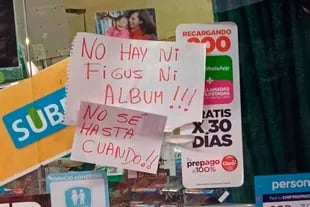 ARCHIVO-. Muchos comercios colgaron el cartel para indicar que no cuentan con figuritas del álbum.