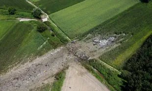 Esta foto tomada por un dron muestra el lugar donde se estrelló el avión de carga AN-12