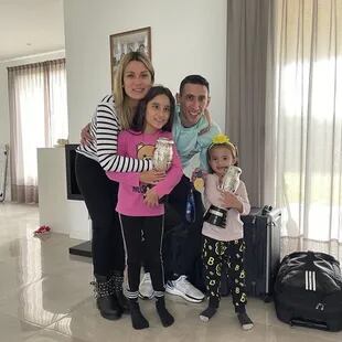 El regreso del campeón a casa: su mujer. Jorgelina, junto con las pequeñas Mía y Pía, y las Copas América a escala como MVP de la final en el Maracaná 