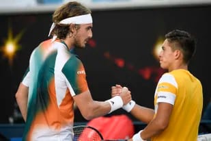 El saludo del griego Stefanos Tsitsipas con Sebastián Báez tras derrotarlo en la segunda ronda de Australia; el argentino dejó una buena imagen en su primer main draw de Grand Slam.