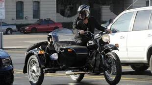Brad Pitt en su BMW llevando a su hijo.