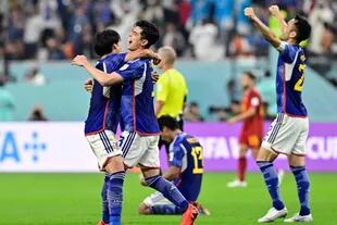 Los compañeros de equipo de Japón celebran después de ganar el partido de fútbol del Grupo E de la Copa Mundial de Qatar 2022 entre Japón y España en el Estadio Internacional Khalifa en Doha el 1 de diciembre de 2022