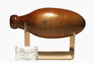 La primera botella de Schweppes, hecha en cerámica, debía guardarse acostada para mantener húmedo el corcho