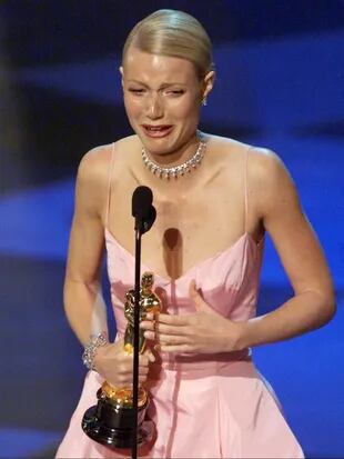 Gwyneth Paltrow sosteniendo su Oscar, a los 26 años, por Shakespeare apasionado, en 1999