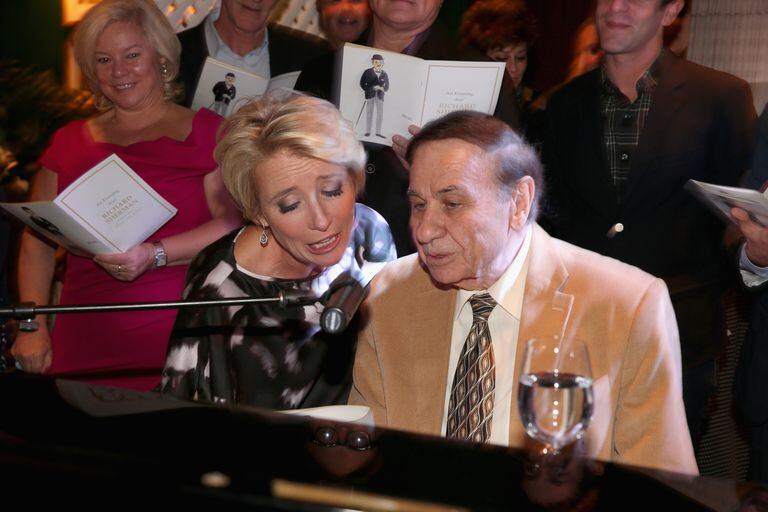 Emma Thompson y el compositor Richard Sherman cantan juntos al piano en el Polo Lounge en una celebración especial de la película El sueño de Walt en 2013