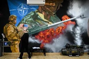 Un inmenso mural con soldados estadounidenses abriendo fuego, parte de la exposición sobre la OTAN en Moscú