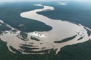 El río Iguazú y las cataratas, desde el aire.