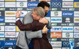Gianluigi Buffon abbraccia Kyle Krause, presidente del Parma
