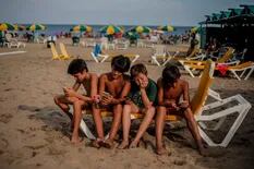 La tecnología en la playa, el dilema al definir las vacaciones con los hijos