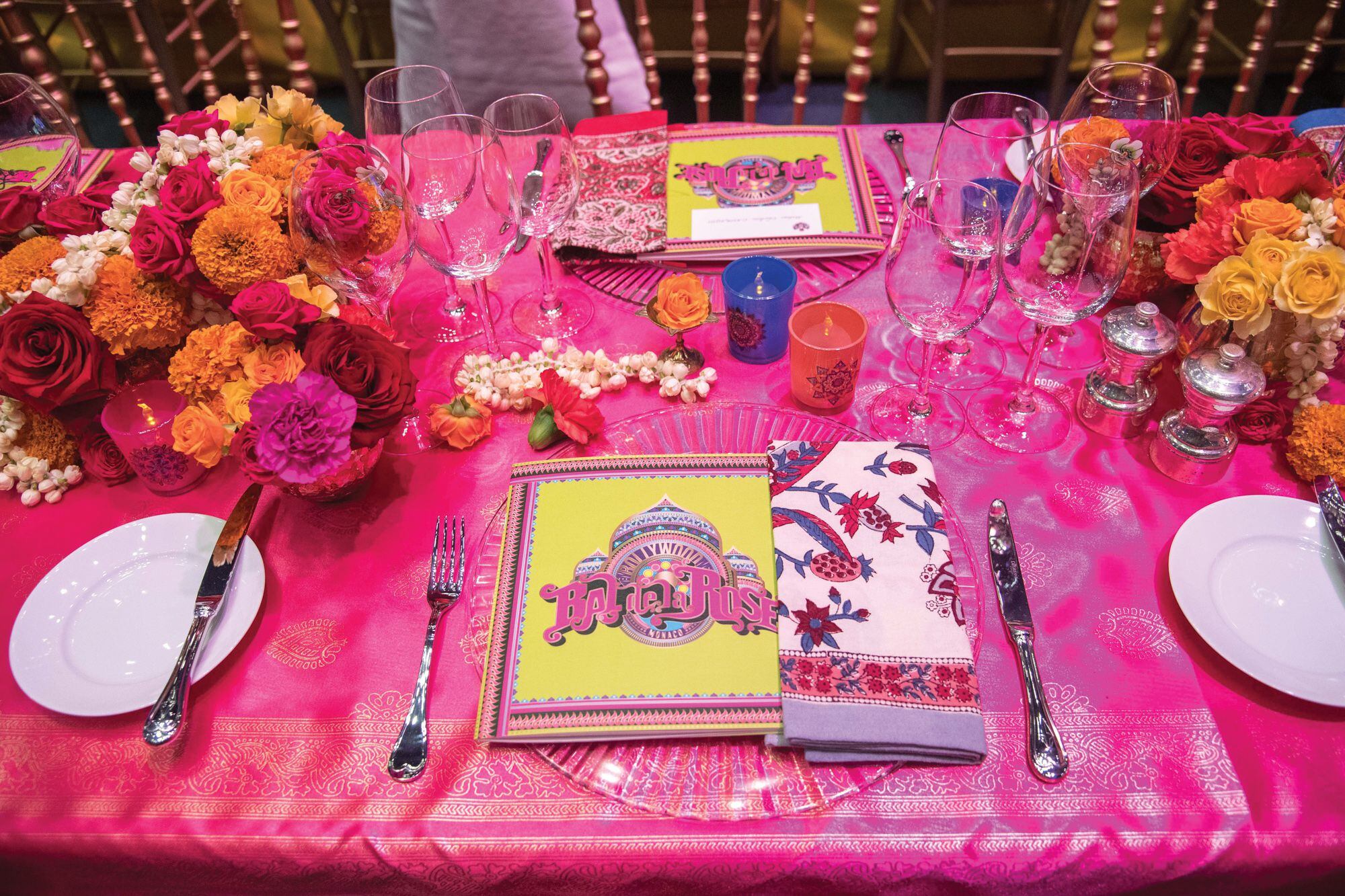La decoración de las mesas estaba inspirada en los saris, trajes tradicionales del sur de la India. Para los arreglos florales se usaron unas 12 mil rosas, 6000 claveles y guirnaldas de jazmín.