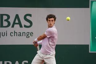 Juan Manuel Cerúndolo en acción, en Roland Garros. 