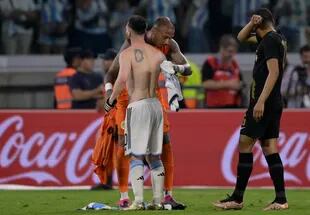 Messi y Room se abrazan tras el intercambio de camisetas