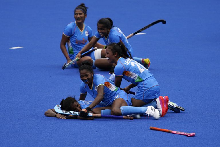 El equipo de India celebra después de ganar el partido de hockey femenino contra Australia en los Juegos Olímpicos de Tokio