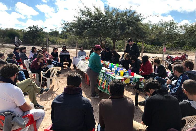 Durante el curso se realiza un viaje de cuatro días a la localidad de San José de Boquerón, en Santiago del Estero (límite con Chaco), donde los jóvenes se encuentran con una Argentina rural y postergada