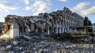 Desde que comenzó la invasión, gran parte de la infraestructura clave de Zhitómir, incluido este edificio escolar, ha sido destruida
