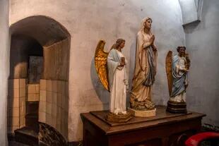 Imágenes de la Virgen y de ángeles en uno de los recovecos del convento