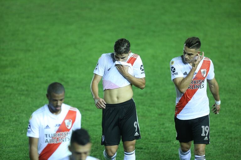 Miradas al piso de Suárez, De la Cruz, Álvarez y Borré, los encargados del gol que River no encontró 