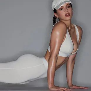 La cantante española Rosalía es la nueva modelo de Skims, la línea de lencería y ropa deportiva de Kim Kardashian.