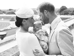El príncipe Harry y Meghan Markle junto a Archie, el día de su bautismo