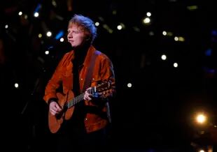 El cantautor británico Ed Sheeran se sumó al listado de músicos que debieron suspender sus presentaciones por haber contraído coronavirus