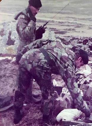 Una imagen inédita del proceso de recolección de restos de los soldados argentinos en 1982